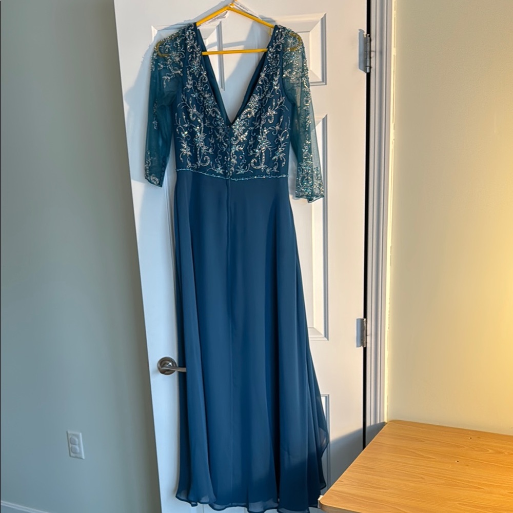 Elegant Teal Evening Gown - Picture 3 of 8